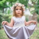 Petite fille avec une robe