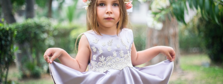 Petite fille avec une robe