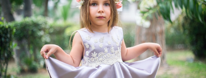 Petite fille avec une robe